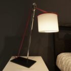 Lampada da tavolo design 1 Lampada da tavolo design ago e filo laterale