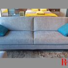 Divano angolare Lara 3 Divano lineare grigio con cuscini turchesi