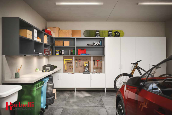 garage con pareti attrezzate
