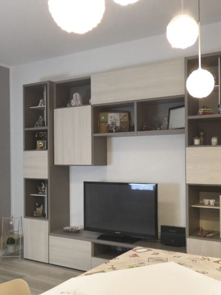 Soggiorno con mensole sopra calorifero