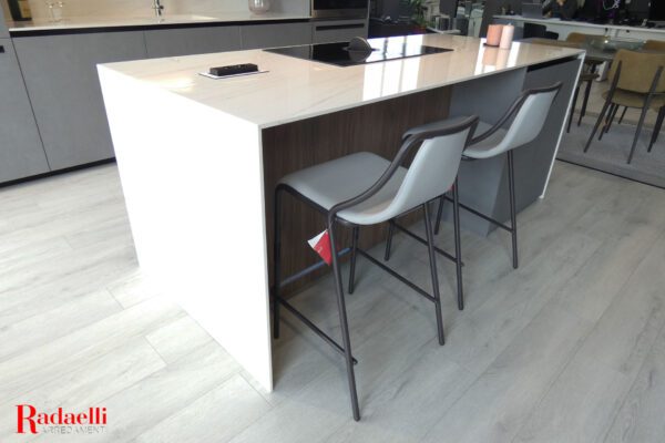 cucina-isola-e-tavolo