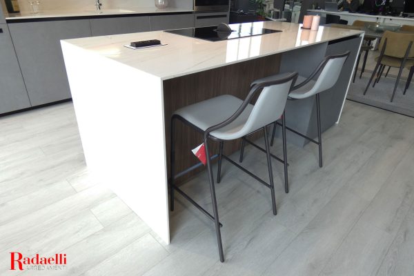cucina-isola-e-tavolo