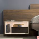 Comodino sospeso in laccato con cassetto in cuoio e luce LED