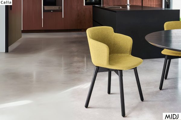 Sedia con braccioli imbottita