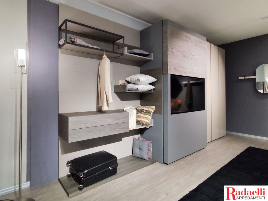 Cabina armadio posta alla fine di un mobile ad ante scorrevoli