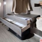 Cabina armadio Fimar 8 Cassettiera pensile in legno, fissata su pannelli laccati