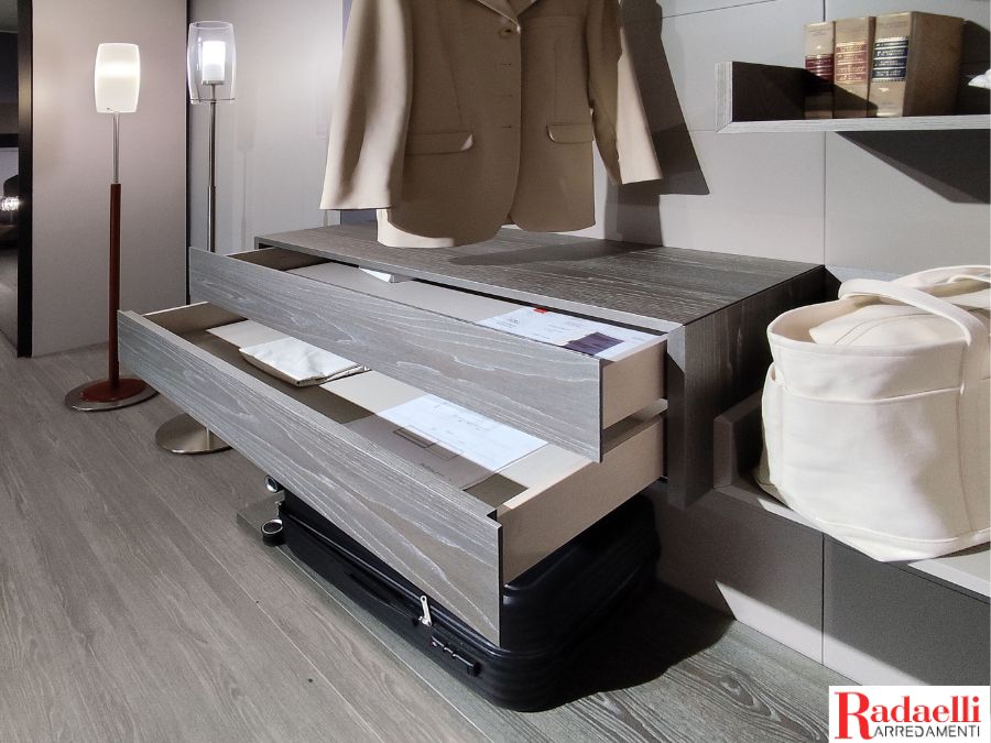 Cassettiera pensile in legno, fissata su pannelli laccati