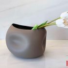 Dettaglio del vaso in ceramica