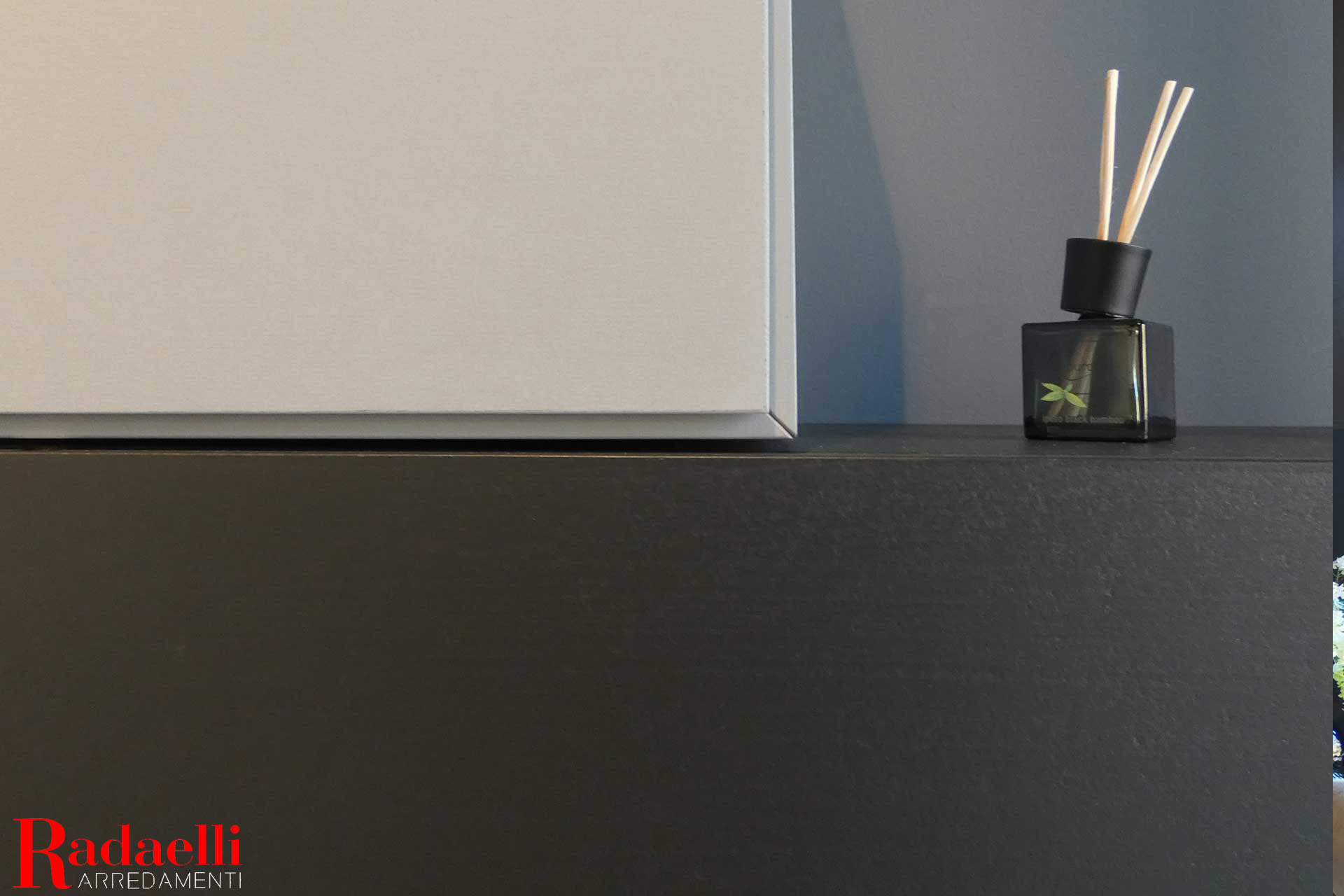 Pensili a ribalta orizzontali sovrapposti