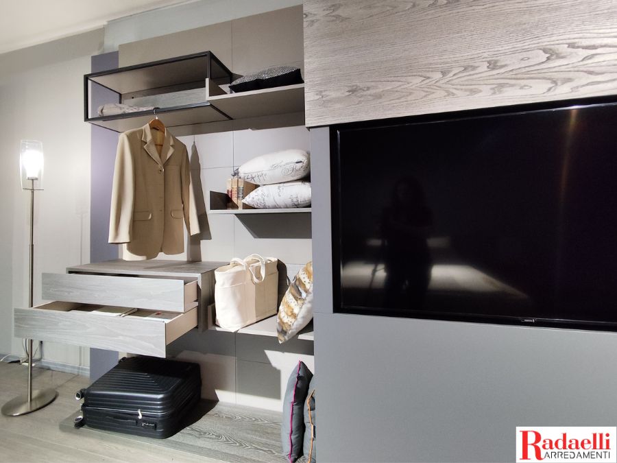 Cassettiera pensile con cassetti aperti