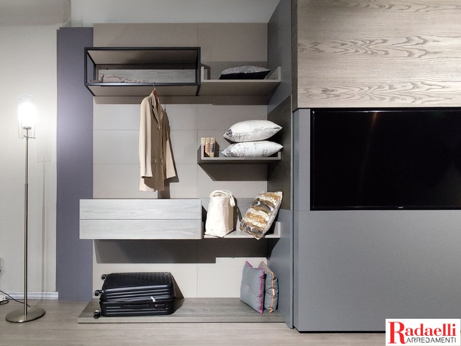 Cabina armadio Fimar Parete con boiserie laccata, accessoriata con cassetti, mensole e appendiabito