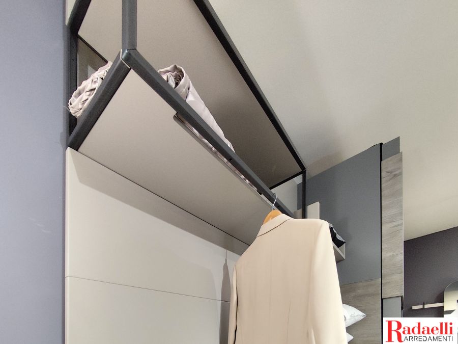 Pensile telaio ferro con fondo sagomato per appendere glia appendiabiti