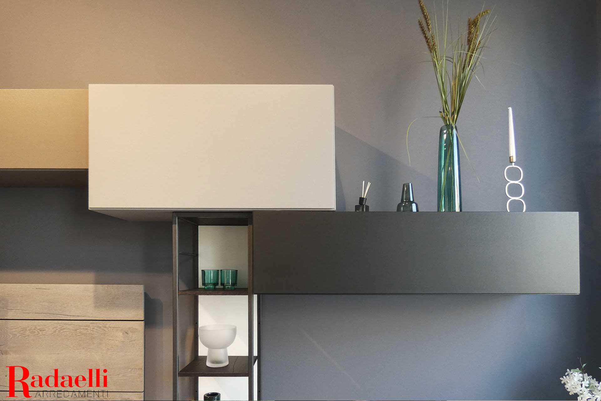 Composizione di pensili orizzontali e di un pensile verticale con telaio in ferro