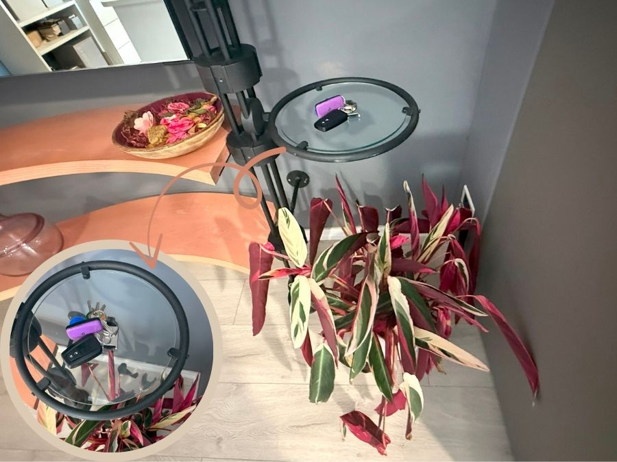 Mensola in vetro tonda con chiavi appoggiate