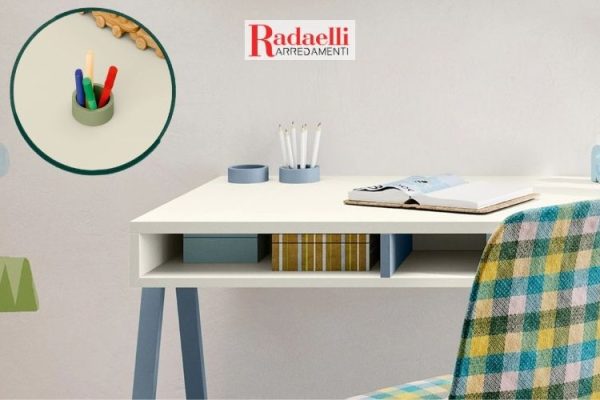 Accessorio porta penne incassato nel piano scrivania
