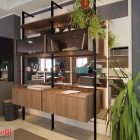 La composizione proposta nel nostro showroom è caratterizzata dalla finitura Noce Light, dal vetro fumé e