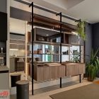 Libreria Arrital Vertical con montanti in allumio brunito.